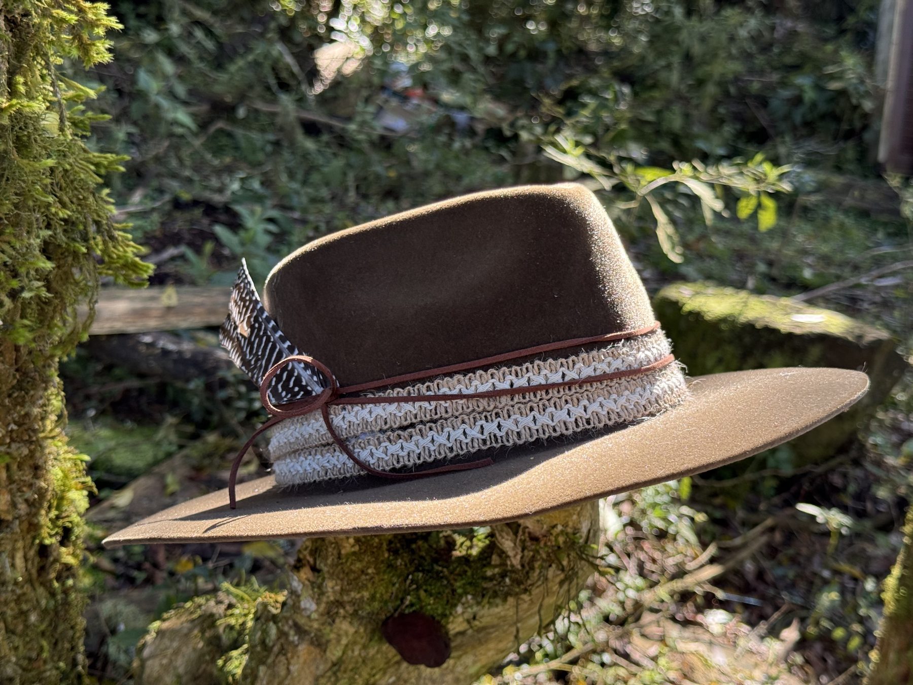 Chapéu ALMAH personalizado com pena e fitas artesanais na Serra Catarinense