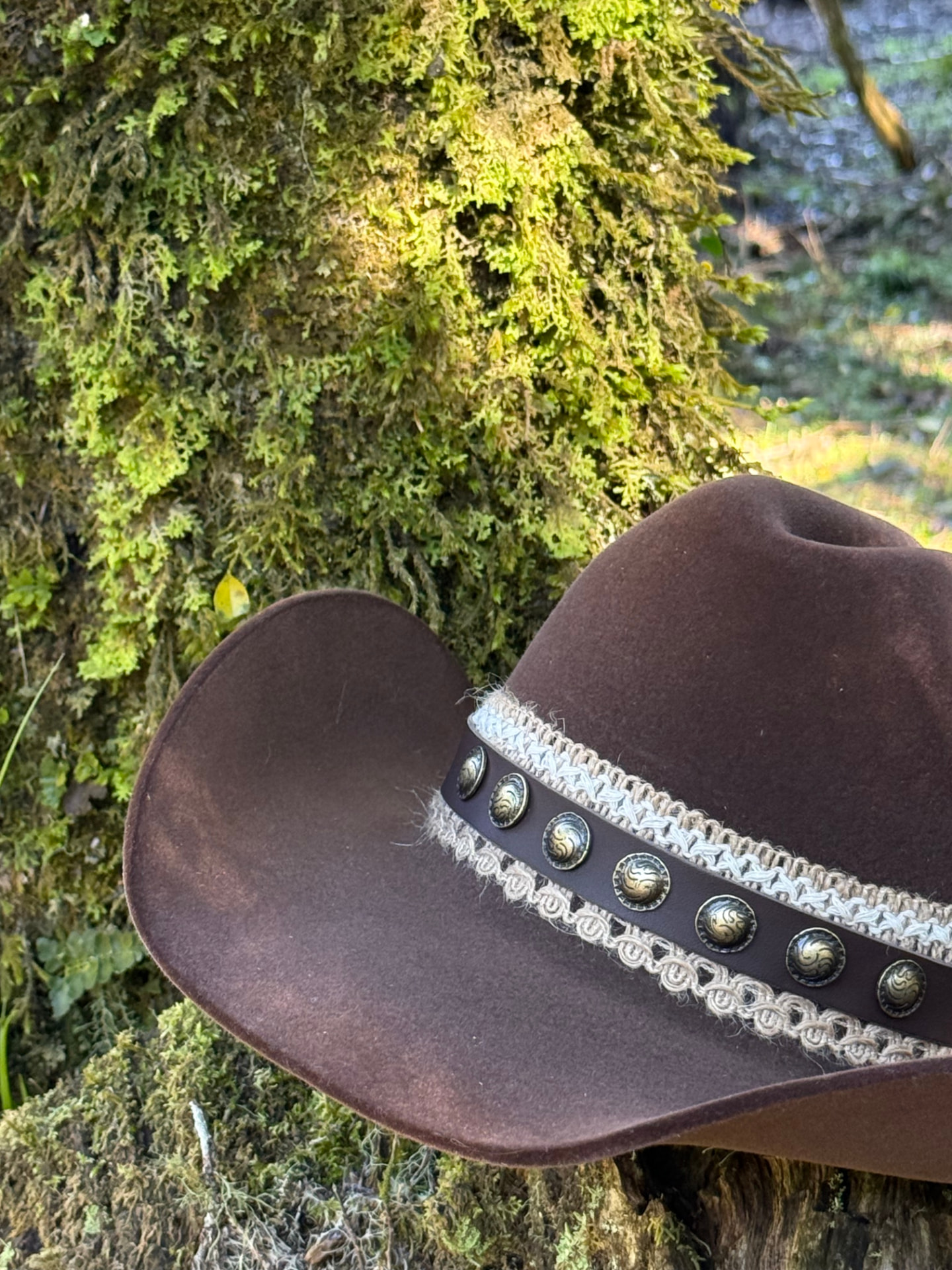 Detalhe da faixa de couro com conchos de latão em chapéu ALMAH